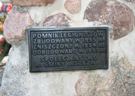 Pomnik przed budynkiem Urzędu Gminy Biszcza ku czci legionistom poległym w wojnie polsko - bolszewickiej w 1920r.