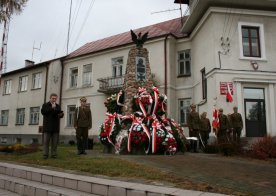 Pomnik przed budynkiem Urzędu Gminy Biszcza ku czci legionistom poległym w wojnie polsko - bolszewickiej w 1920r.