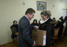 Realizacja projektu Przeciwdziałanie Wykluczeniu Cyfrowemu, wręczenie komputerów