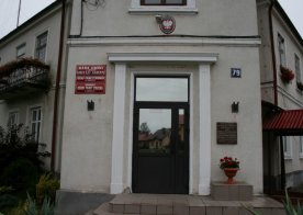 Tablica na budynku Urzedu Gminy Biszcza upamiętniającą pacyfikację mieszkańców wsi Biszcza w 1943r