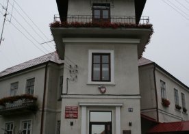 Tablica na budynku Urzedu Gminy Biszcza upamiętniającą pacyfikację mieszkańców wsi Biszcza w 1943r