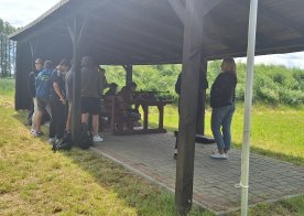 Ósmoklasiści na zajęciach w Gminnej Strzelnicy w Biszczy 2025