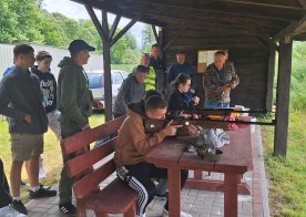 Ósmoklasiści na zajęciach w Gminnej Strzelnicy w Biszczy 2025