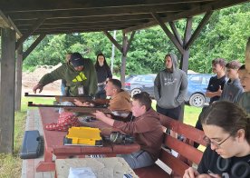 Ósmoklasiści na zajęciach w Gminnej Strzelnicy w Biszczy 2025