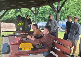 Ósmoklasiści na zajęciach w Gminnej Strzelnicy w Biszczy 2025