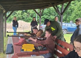 Ósmoklasiści na zajęciach w Gminnej Strzelnicy w Biszczy 2025