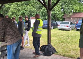 Ósmoklasiści na zajęciach w Gminnej Strzelnicy w Biszczy 2025