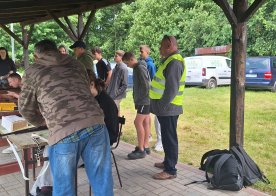 Ósmoklasiści na zajęciach w Gminnej Strzelnicy w Biszczy 2025