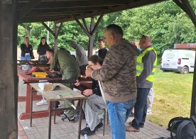 Ósmoklasiści na zajęciach w Gminnej Strzelnicy w Biszczy 2025